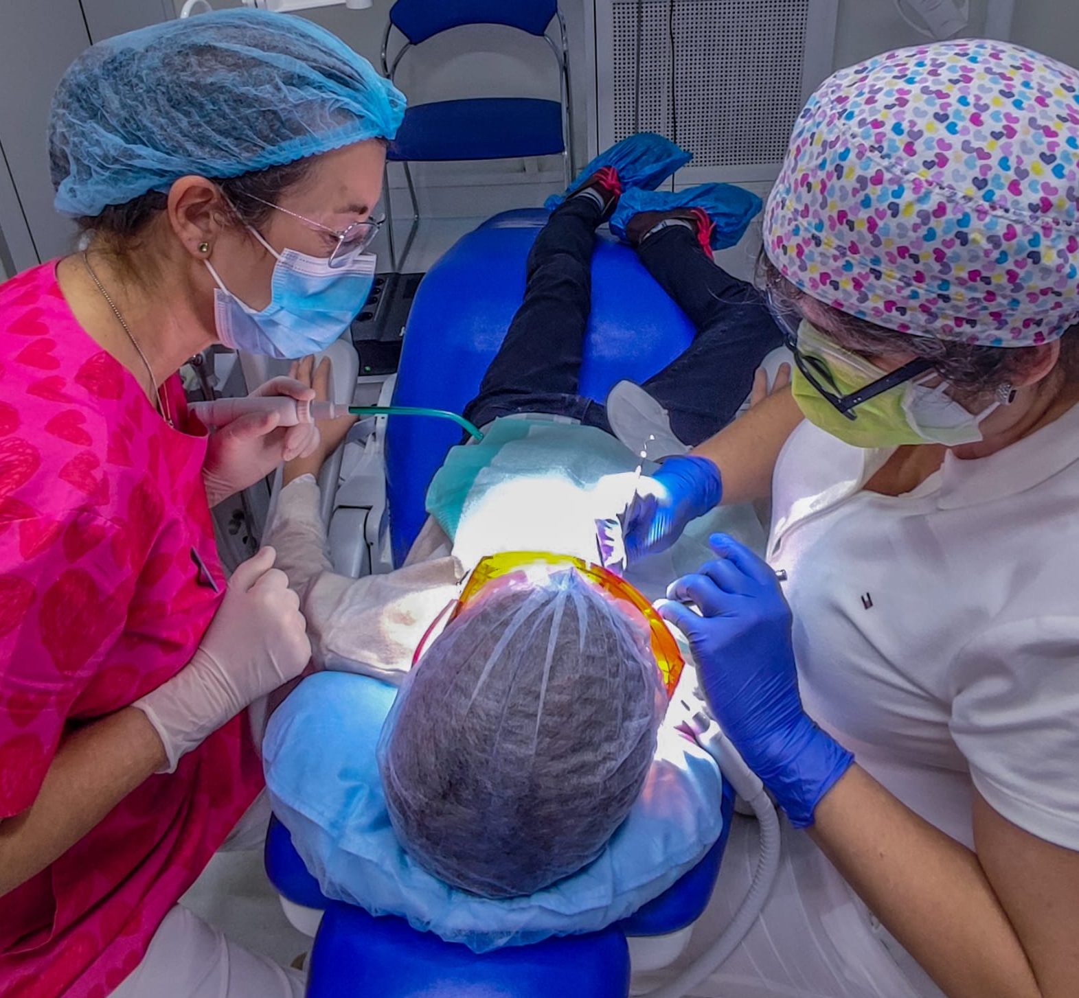 niño con dentista infantil e higienista de la clínica