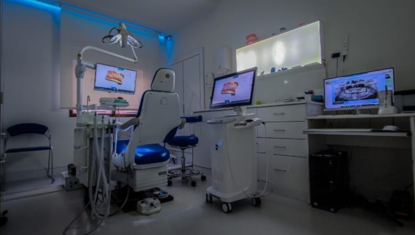 gabinete con escáner dental de la clínica vélez