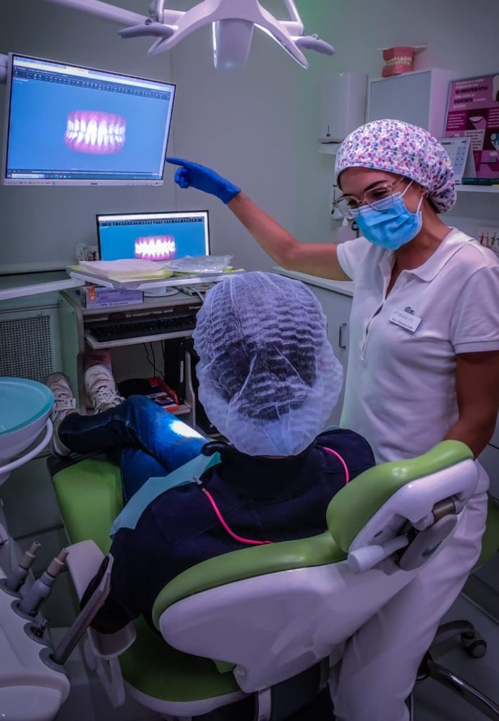 doctora mostrando el resultado de ortodoncia invisible