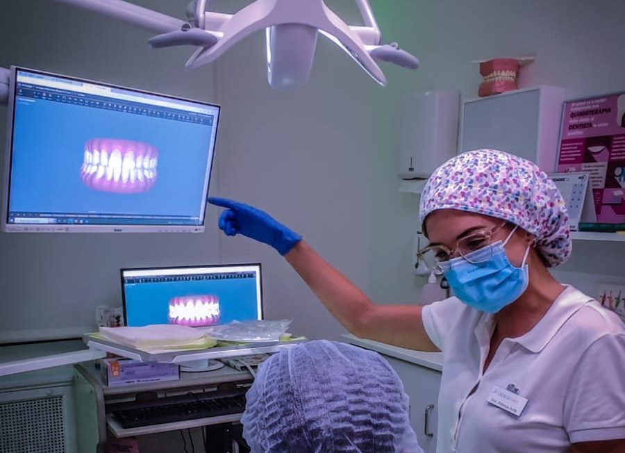 doctora mostrando el resultado de ortodoncia invisible